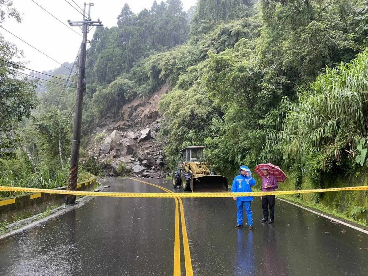 土石流+道路坍方交通中斷 南投信義、水里鄉5校明天停班停課